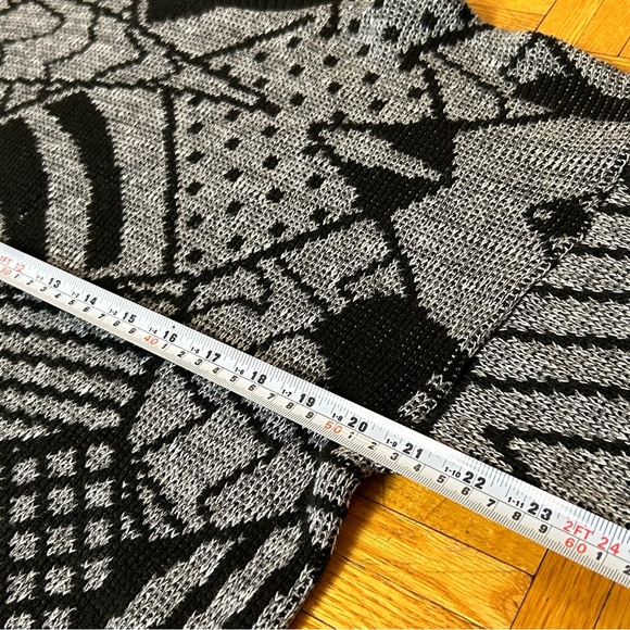 Editions Gray Black Checkered Picasso Style Collared Woman’s Small Sweater - Picture 4 of 5